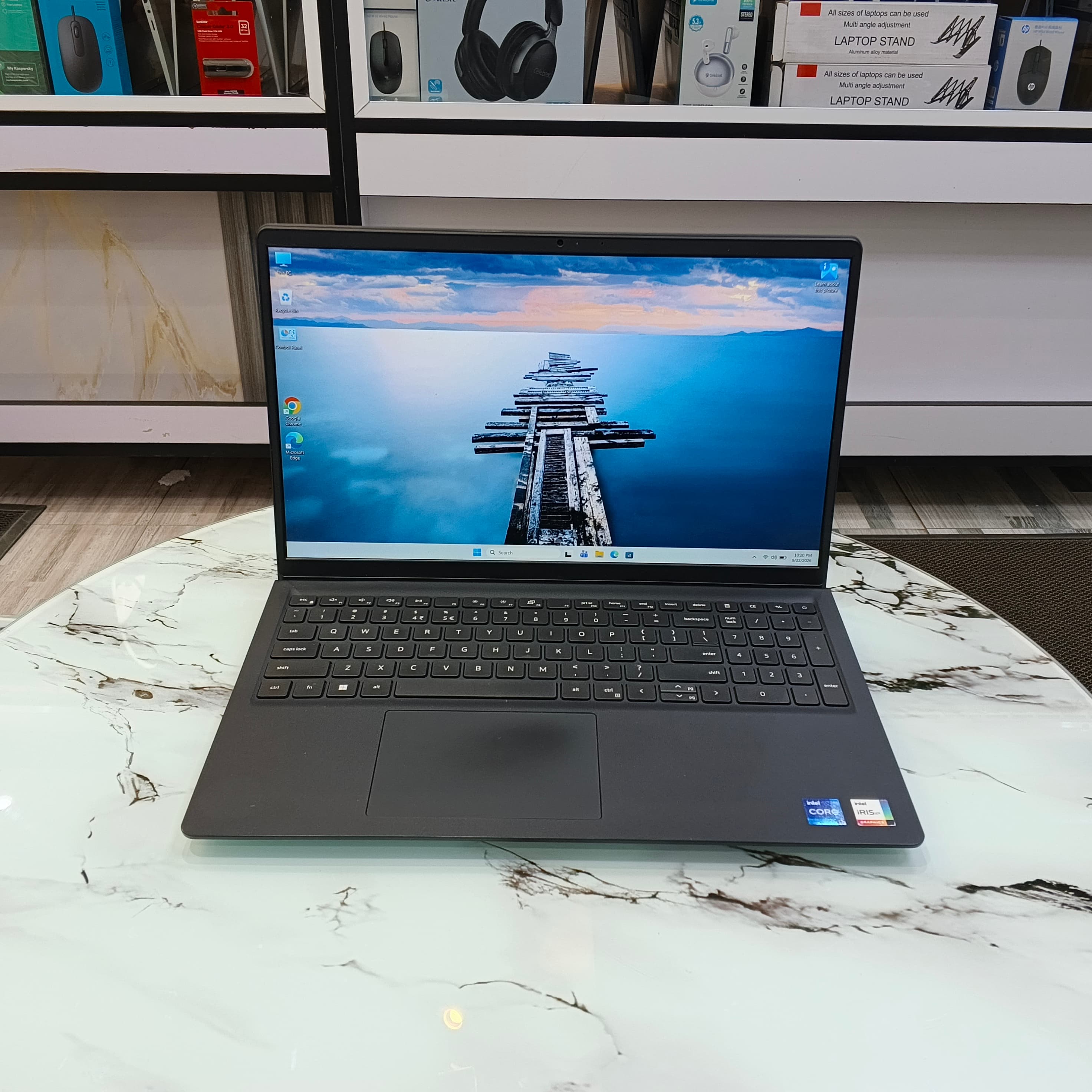 Dell Vostro 3520 — view 1